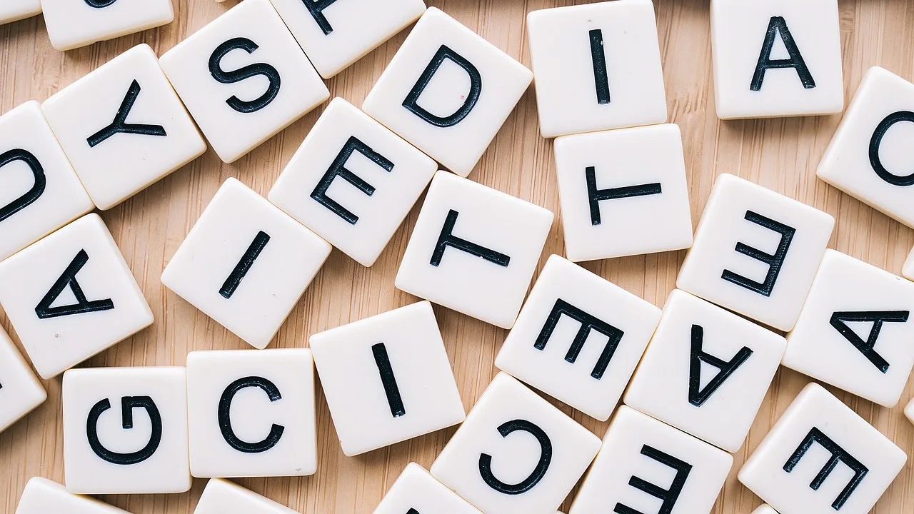 Litery i tekst w różnych czcionkach, przedstawiające różnorodność typografii i komunikacji