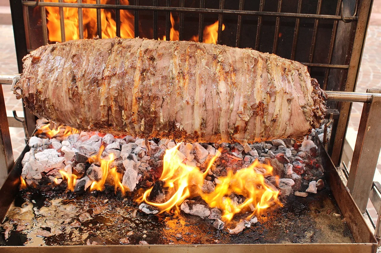 Cag kebab z jagnięciny grillowany na węglu drzewnym, tradycyjne danie tureckie.