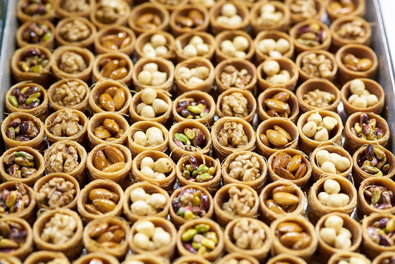 Tradycyjna baklava i tureckie słodycze z orzechami, prezentowane na targu w Turcji