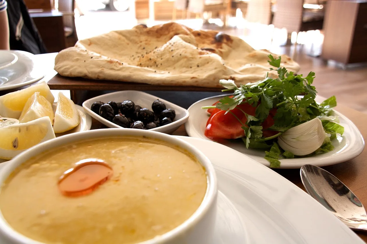 Tradycyjna turecka zupa i meze, serwowane na kolację w Alanyi, w tureckiej kuchni.