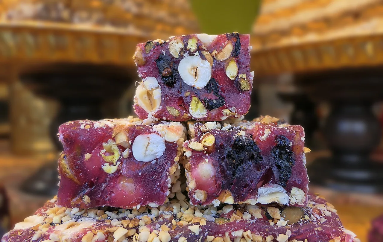 Tureckie słodycze, znane jako Turkish delight, z orzechami i fioletowym cukrem, popularne w Turcji.