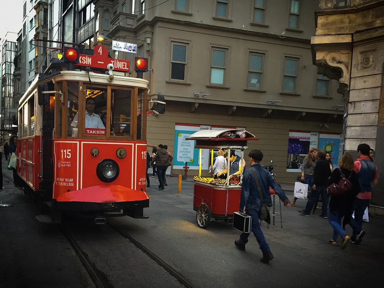 Plac Taksim w Stambule, Turcja – popularne miejsce spotkań z widokiem na zabytkowy pomnik i otoczone przez typową turecką architekturę.
