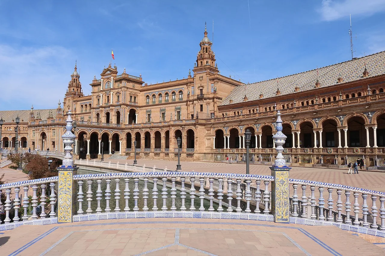 Plaza de España w Sewilli, Hiszpania – widok na most i zabytkową architekturę z ozdobnymi mozaikami.
