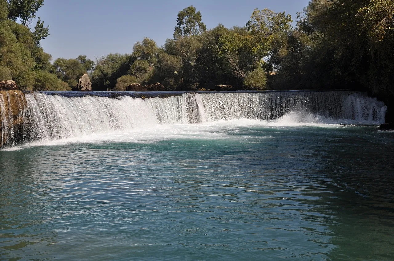 Wodospad Manavgat w okolicach Antalyi w Turcji, otoczony