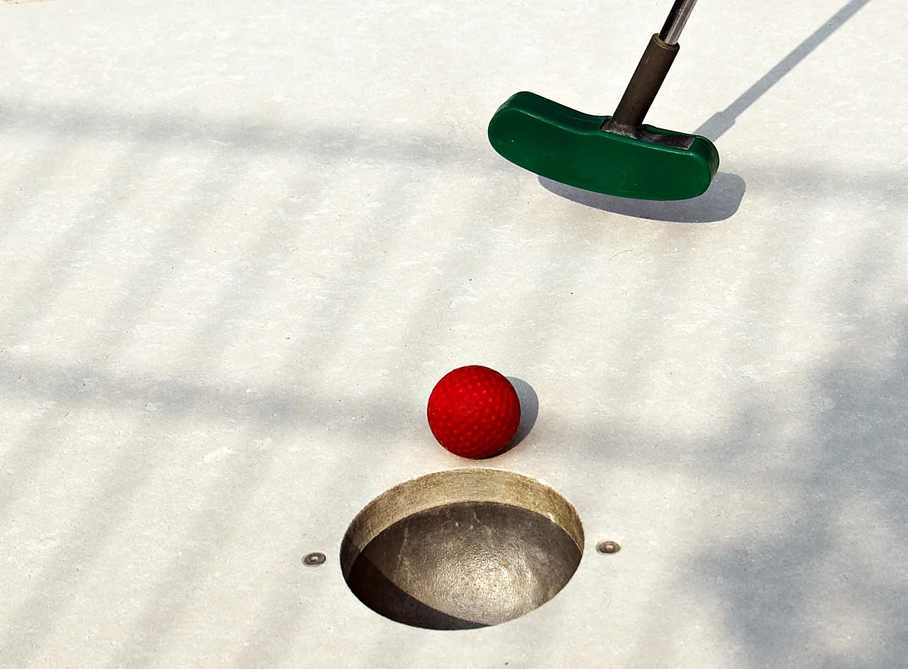 Mini golf z kijem, kulką