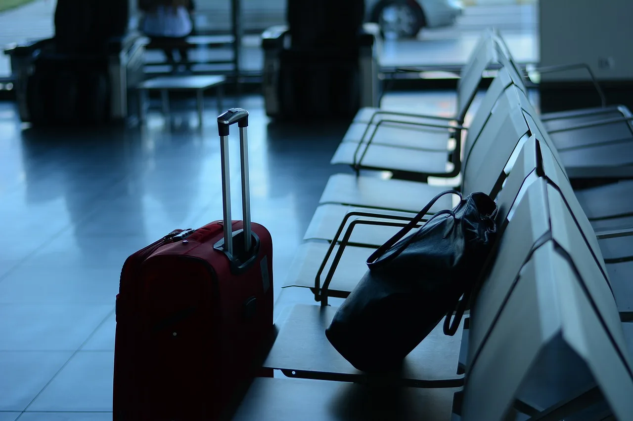 Terminal lotniskowy z bagażem - podróże biznesowe i turystyczne.