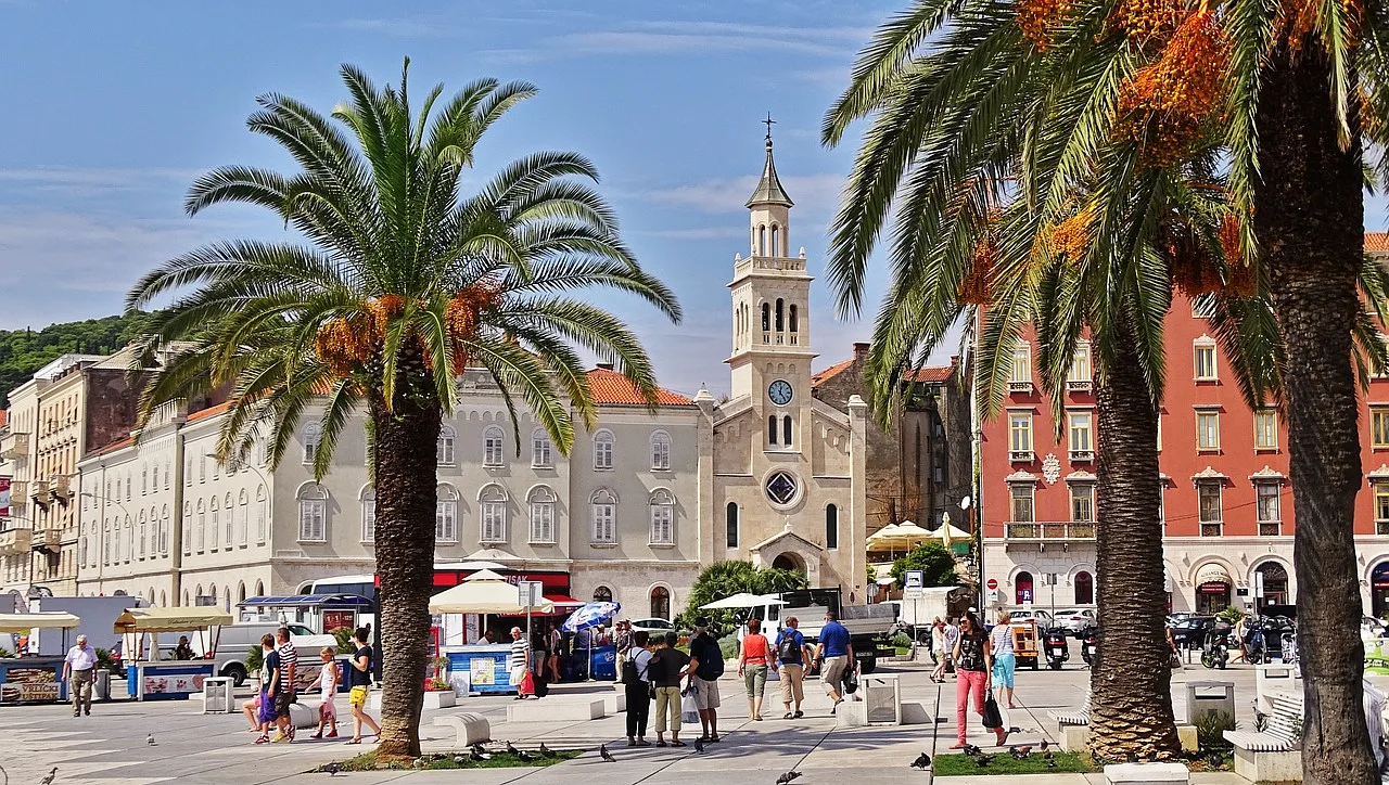 Zabytkowe centrum Splitu, Chorwacja - letni krajobraz z palmami.