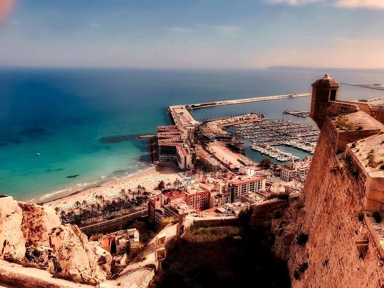Plaża w Alicante, Hiszpania - piasek, morze i niebo.