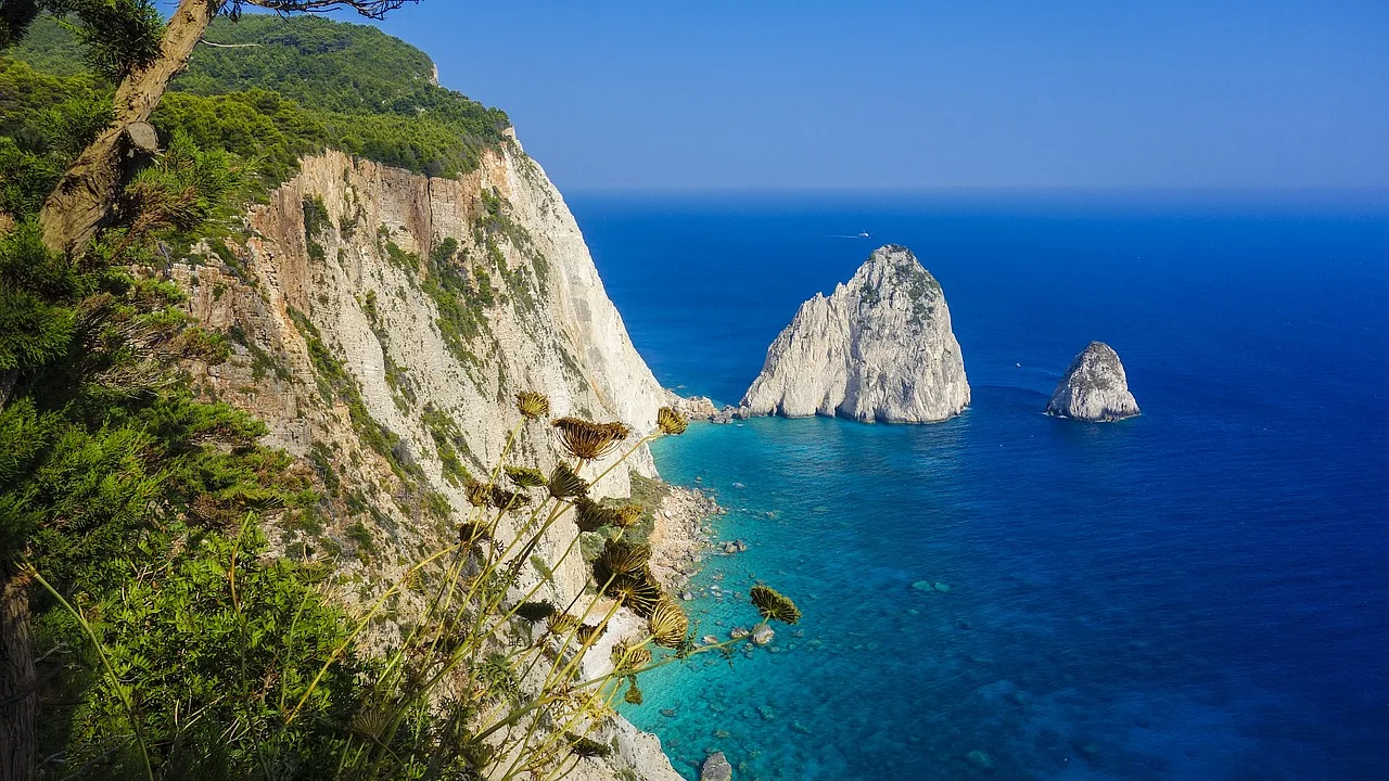 Widok na zatokę Zakynthos w Grecji - błękitne morze i skalisty krajobraz.