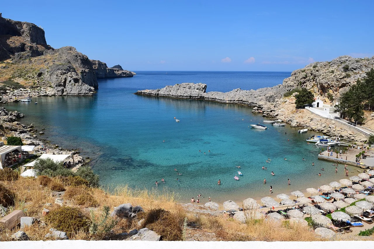 Widok na Lindos na Rodos - letni krajobraz przybrzeżny i błękitne morze.