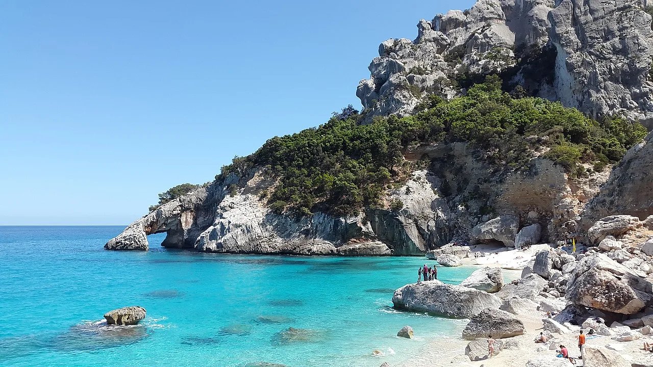 Plaża Cala Goloritzè na Sardynii - turkusowa woda i piękna przyroda.