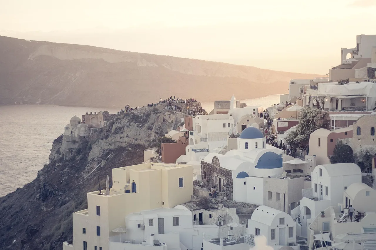 Zachód słońca na Santorini - widok na klify i morze Egejskie.