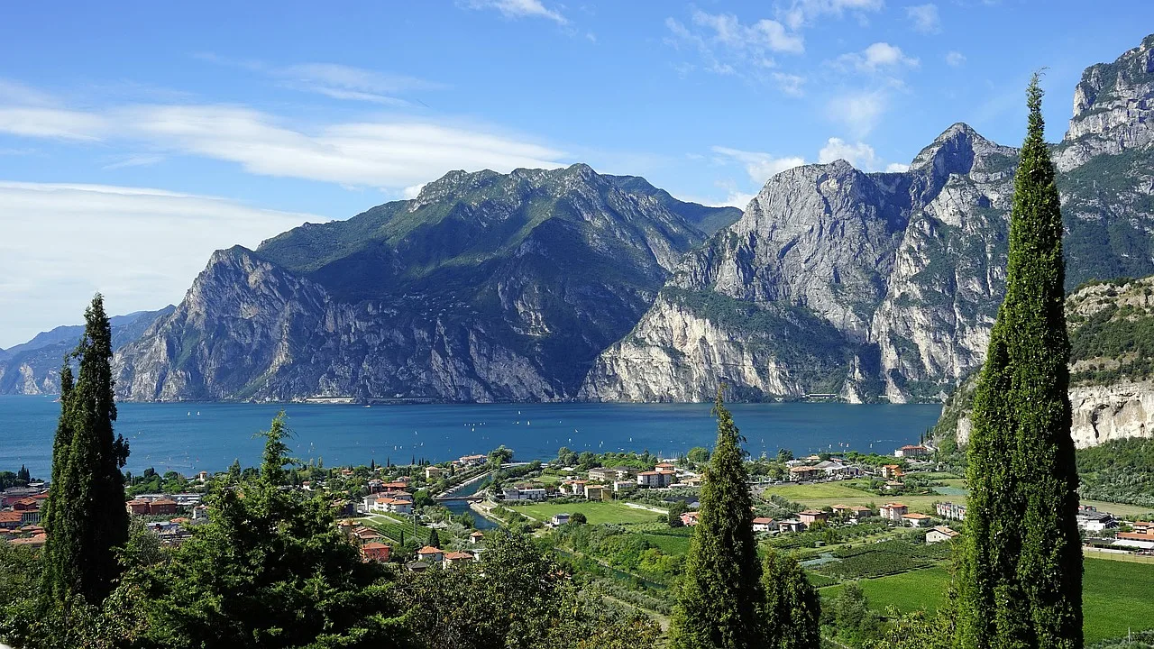 Widok na jezioro Garda blisko Torri del Benaco, ukazujący malowniczą przyrodę i spokojne wody jeziora.