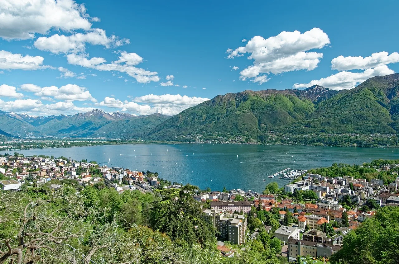Panorama Locarno nad jeziorem Lago Maggiore, otoczonym Alpami w regionie Ticino, Szwajcaria.
