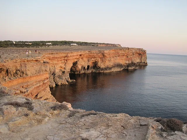 Przepiękny widok klifu. Zachód słońca na wyspie Formentera. Spokojne morze.