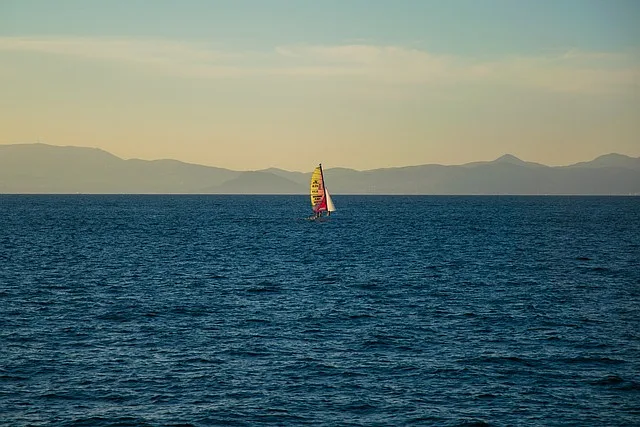 surfer na Morzu Śródziemnym obok wyspy Formentera
