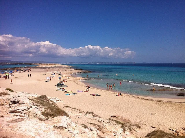 Plaża na wyspie Formentera, ludzie opalający się i korzystający z urlopu