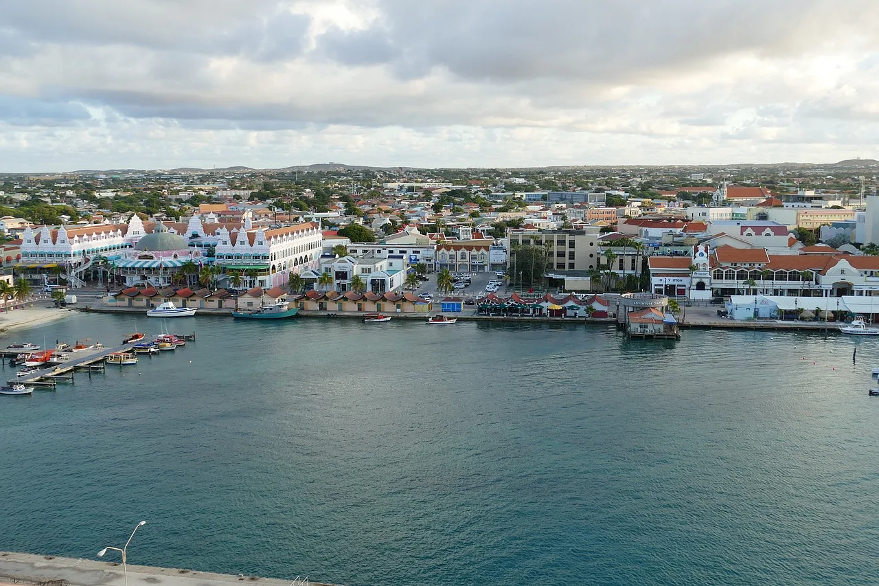 Panorama miasta Oranjestad na Arubie, widok z morza na historyczne budynki i port