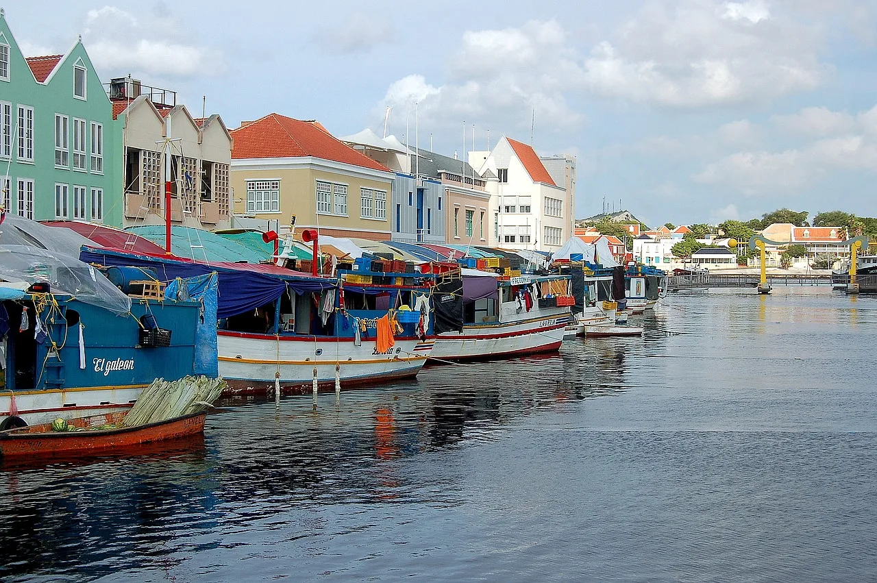 Kolorowe budynki przy nabrzeżu na wyspie Curaçao na Antylach Holenderskich