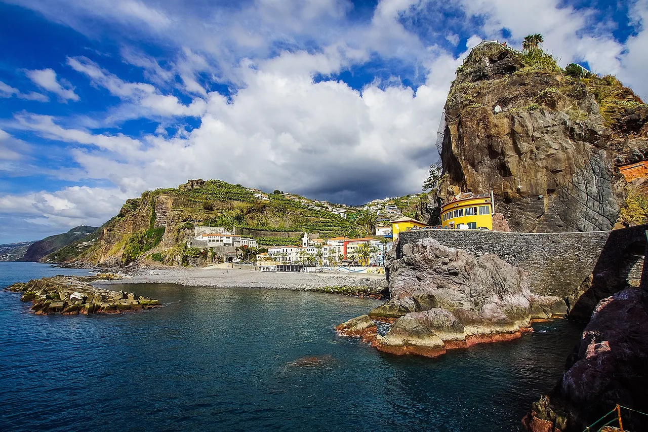 Panoramiczny widok na klify i wybrzeże w Ponta do Sol na wyspie Madeira, z oceanem w tle, idealny dla miłośników natury i wędrówek.