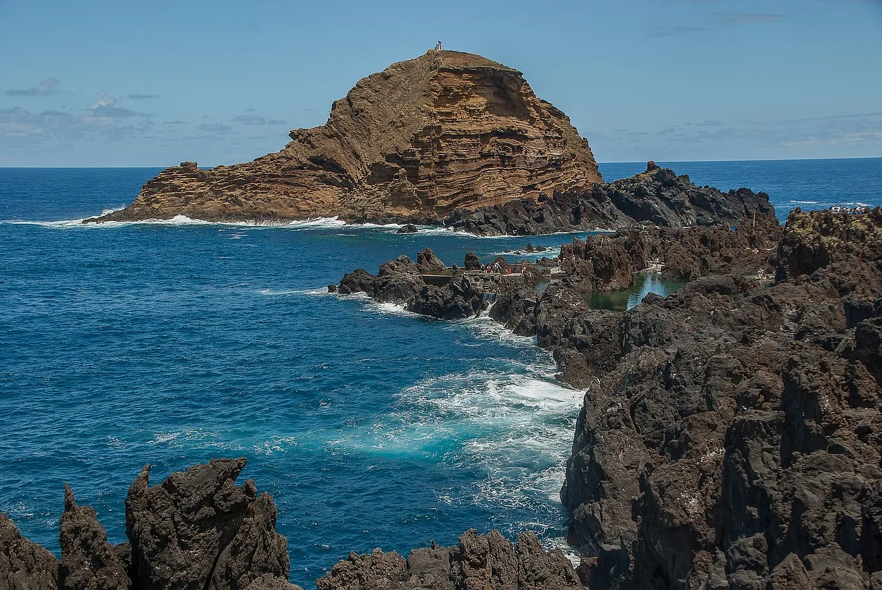 Naturalne baseny lawowe w Porto Moniz na wyspie Madeira, otoczone skalistym wybrzeżem Atlantyku w Portugalii.