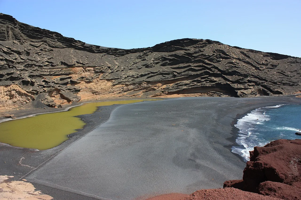 Malowniczy widok na morze w Lanzarote z wybrzeżem i wulkanicznym krajobrazem, część Wysp Kanaryjskich.