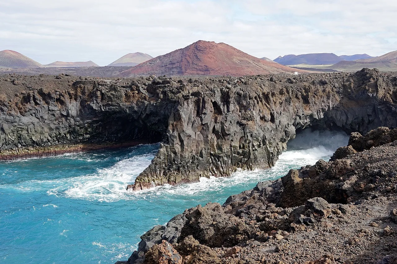 Los Hervideros w Lanzarote - malownicze formacje skalne i jaskinie, gdzie fale oceanu uderzają i tworzą spektakularne spraye.