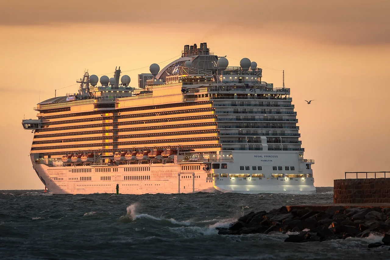 Rejsowy statek Regal Princess o zachodzie słońca na morzu Bałtyckim.