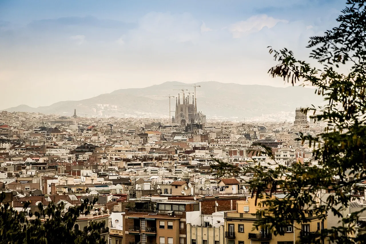Panorama Sagrada Familia i centrum Barcelony z widokiem na stare miasto i miejskie budynki