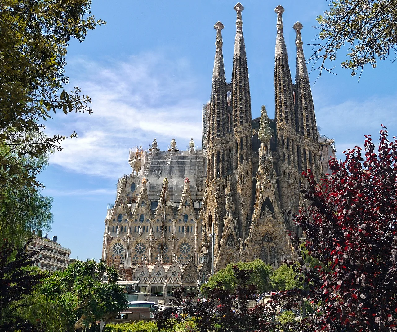 Fasada Sagrada Familia w Barcelonie, prezentująca historyczną i religijną architekturę Hiszpanii