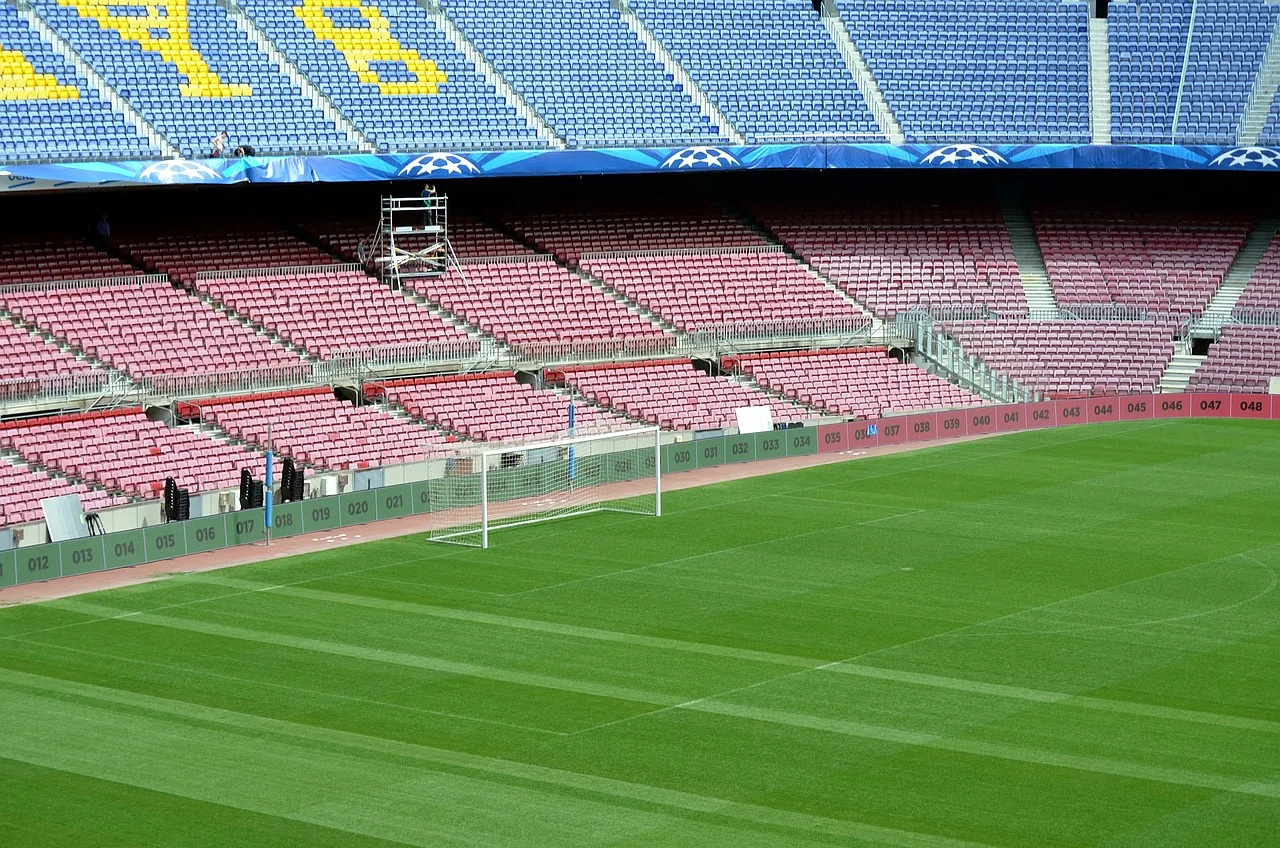 Stadion Camp Nou w Barcelonie, siedziba klubu FC Barcelona z widokiem na trybuny i boisko