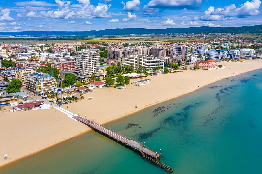 Top 10 Hoteli dla Rodzin z Dziećmi na Lato 2025